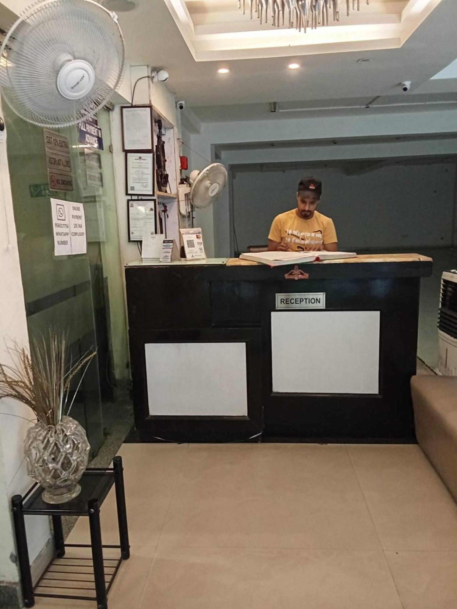 Paschim Vihar Hotel Delhi  Ngoại thất bức ảnh